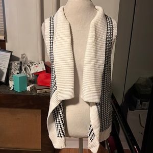 🆑FINAL PRICE‼️ Jones New York small sweater vest white and black